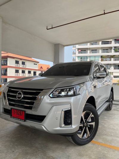 Nissan Terra 2023, 7 мест, две экран, беспроводная зарядка