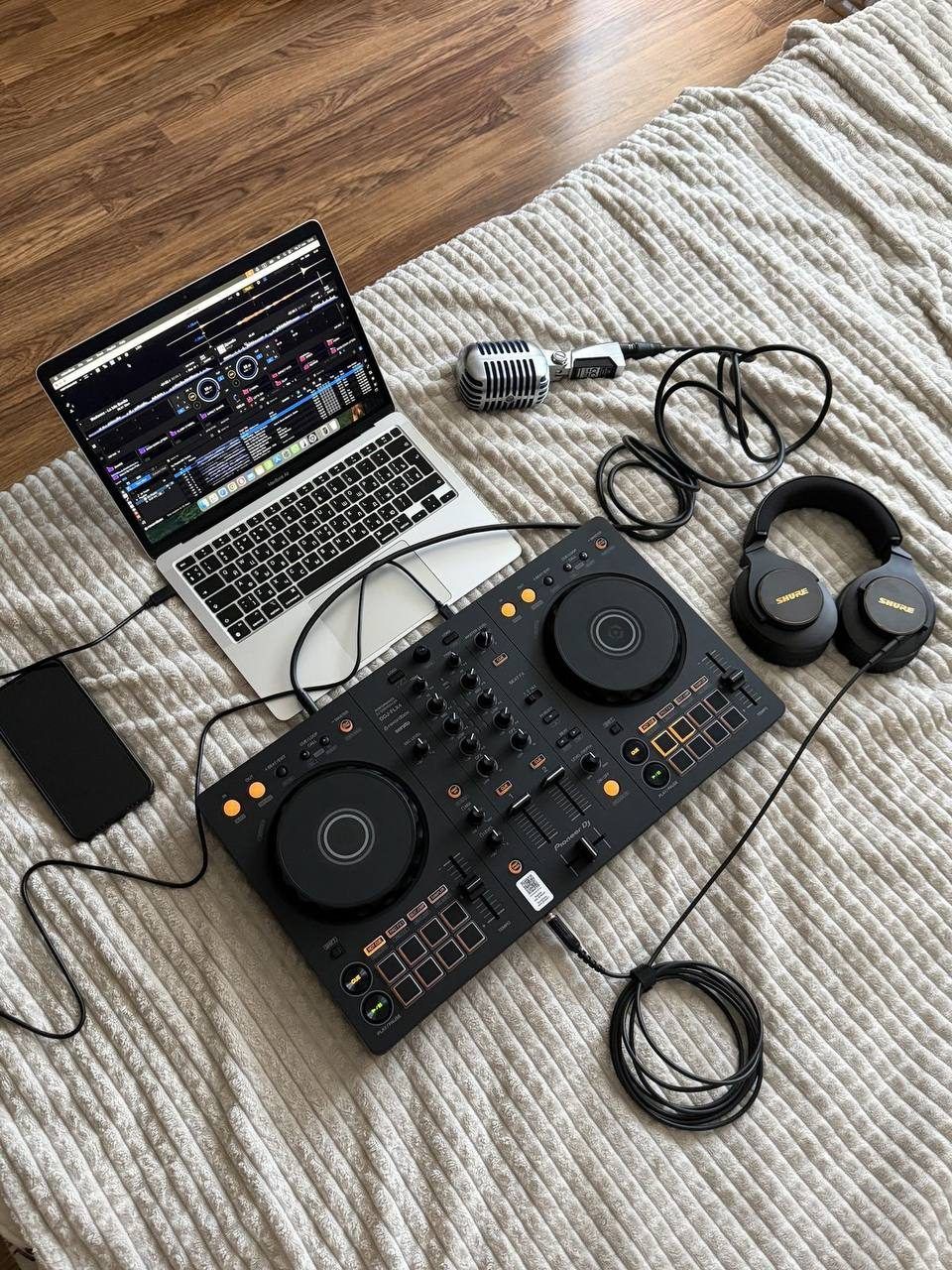 DJ-контроллер Pioneer и наушники Sennheiser — 4