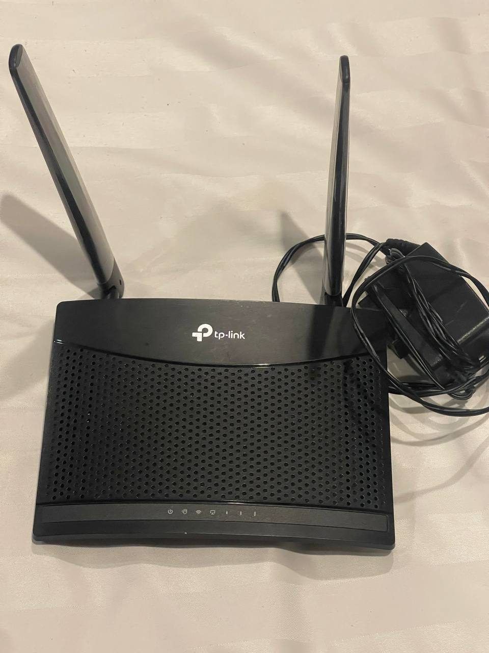TP-Link TL-MR100 4G LTE Wi-Fi Router — 1