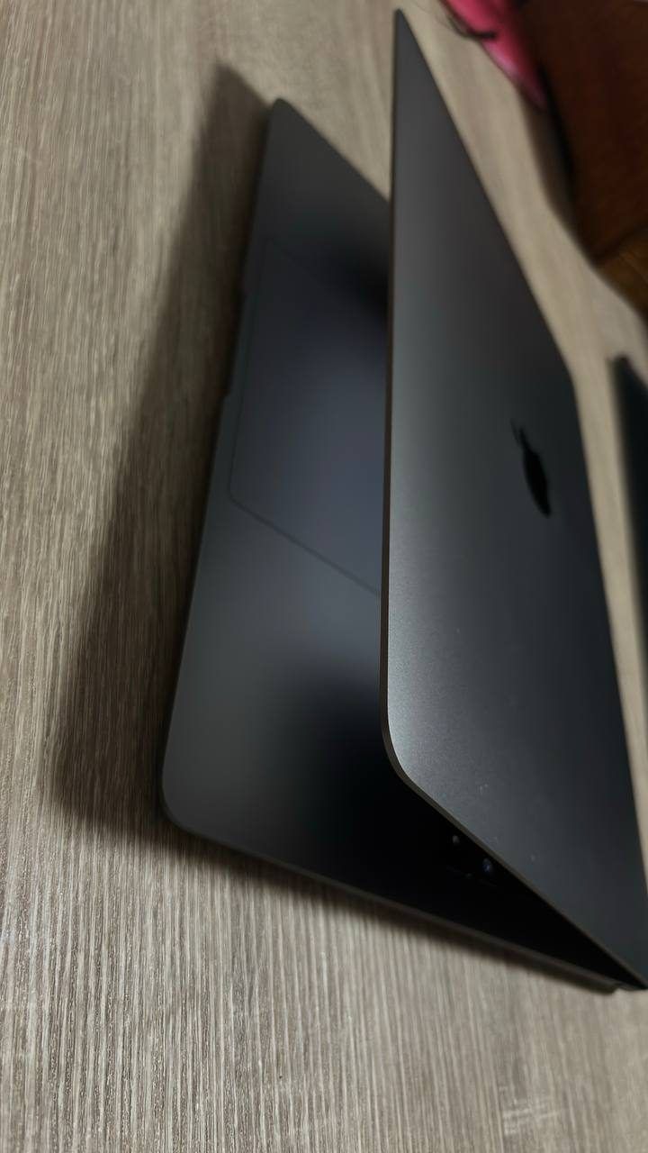 MacBook Air 13 2018 i5 — 3