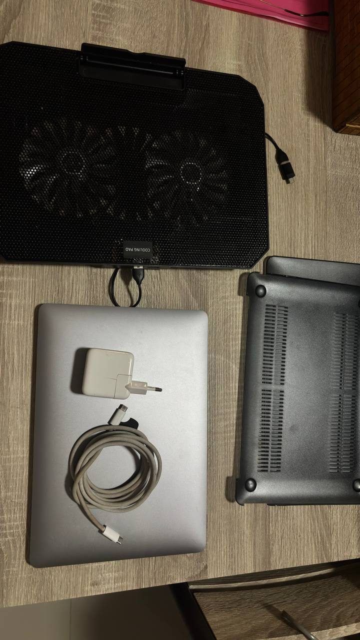 MacBook Air 13 2018 i5 — 4