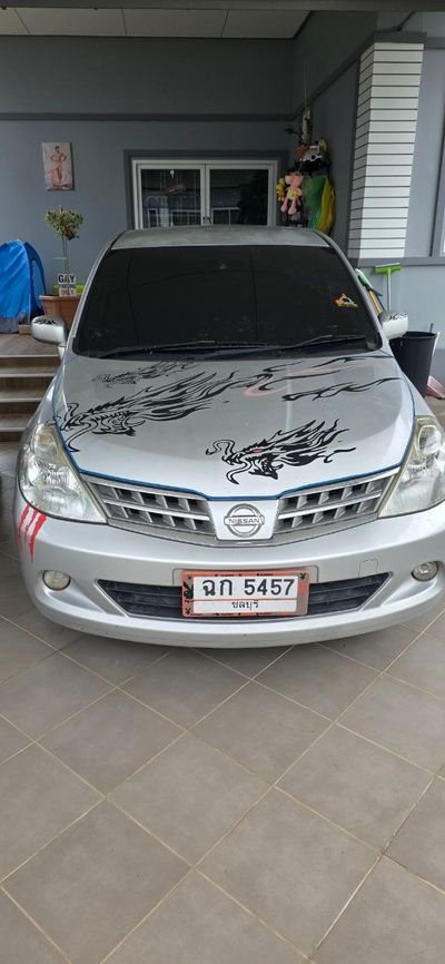 Nissan March белый, кастомизированный