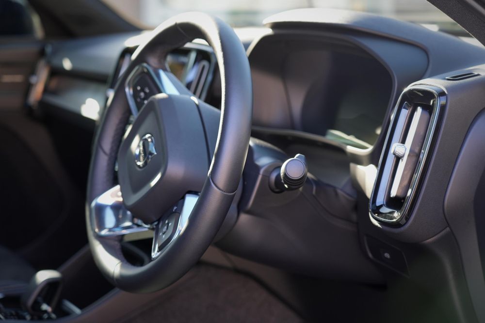 Volvo EX40 TWIN MOTOR AWD 2025, матовая пурпурная, идеальное состояние — 5