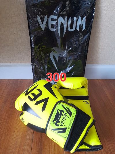 Venum боксерские перчатки неоновые 300