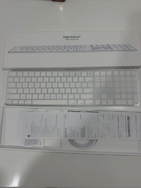 Apple Magic Keyboard with Touch ID USB-C - US English White — 1