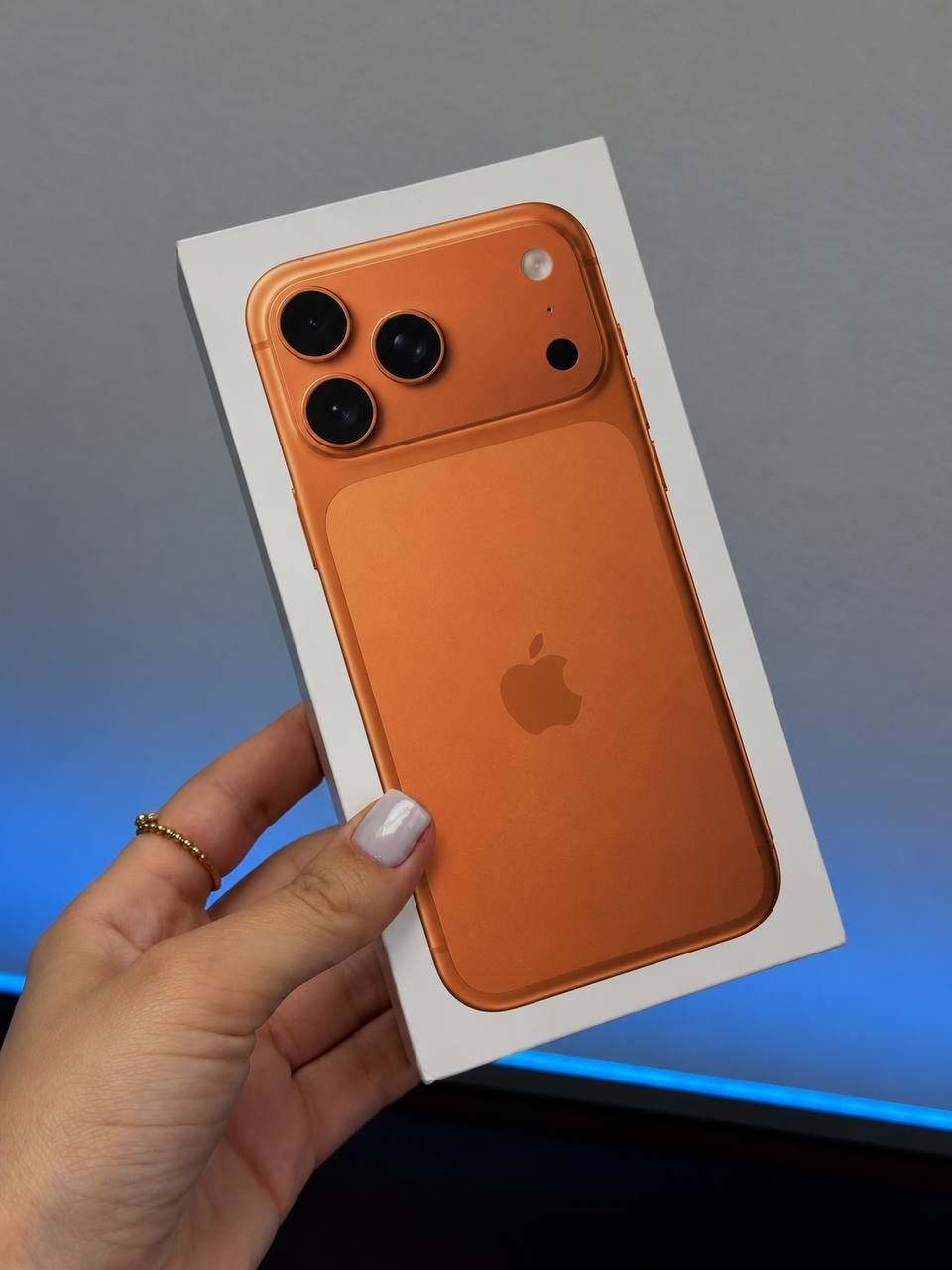 Apple iPhone 17 Pro 256ГБ SIM + ESIM Оранжевый — 1