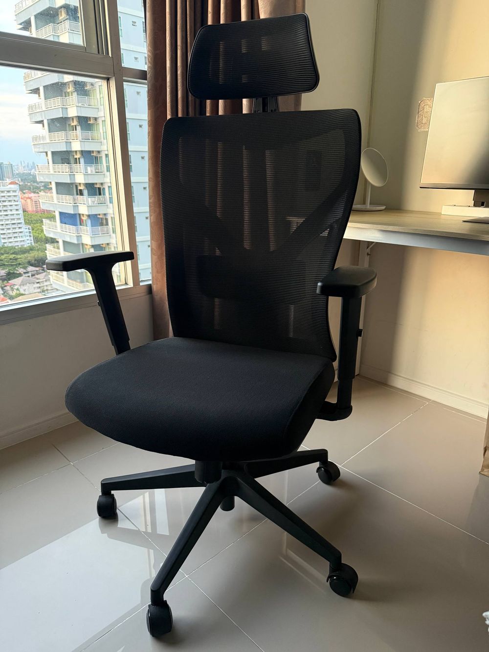 Офисное кресло OMIC OFFICE CHAIR - BLACK — 1